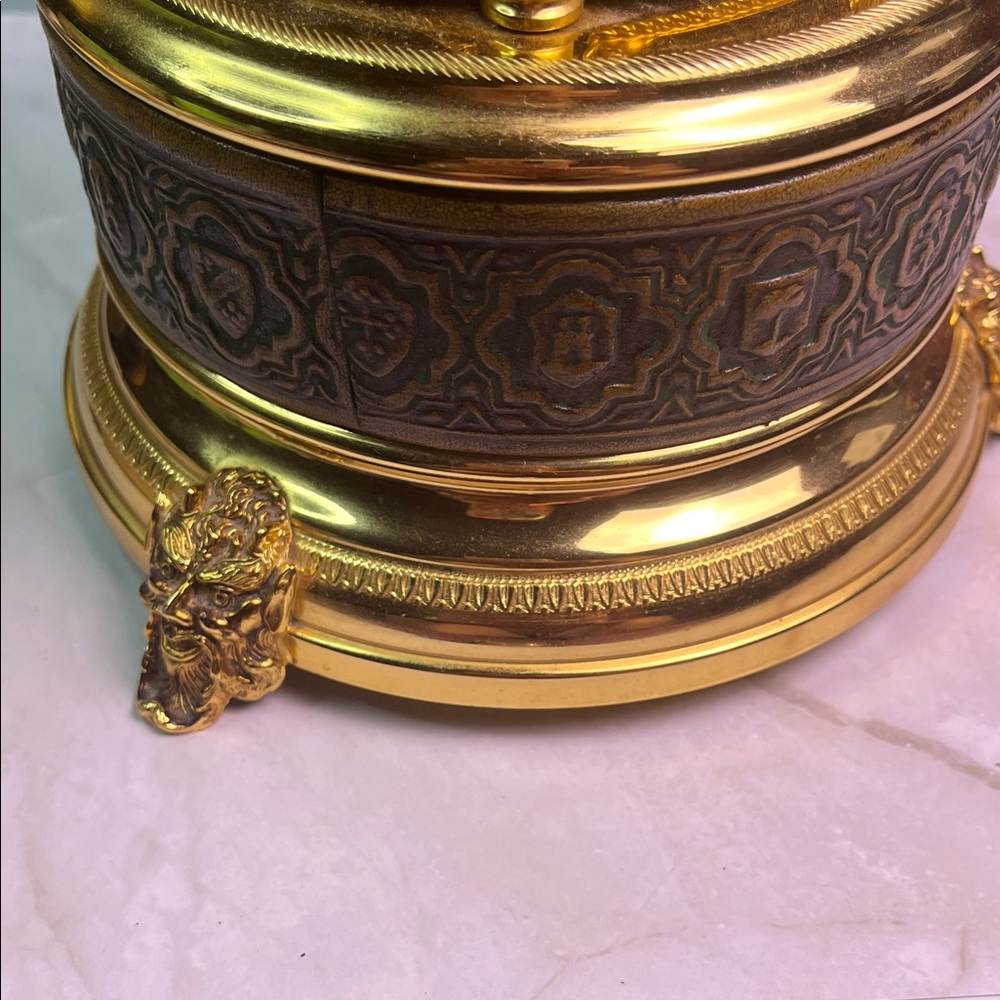 Vintage MUSICAL CAROUSEL CIGARETTE LIPSTICK MUSIC BOX REUGE SWISS MOVEMENT RARE - Picture 7 of 17